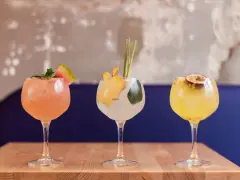 Trzy orzeźwiające drinki na wesele: różowy z arbuzem, żółty z imbirem i marakują. Idealne na letnie przyjęcie.