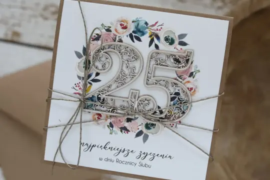 Elegancka kartka z wyciętym laserowo napisem "25" i kwiatowym motywem. Idealna na 25 rocznicę ślubu, by wyrazić najpiękniejsze życzenia.