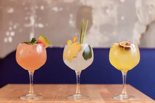 Trzy orzeźwiające drinki na wesele: różowy z arbuzem, żółty z imbirem i marakują. Idealne na letnie przyjęcie.