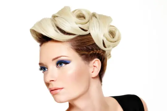 Elegancka fryzura na wesele dla półdługich włosów, z blond lokami i warkoczykami.
