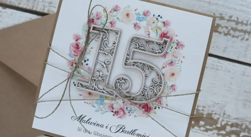 Elegancka kartka z napisem "15" i kwiatowym motywem, idealna na życzenia na 15 rocznicę ślubu.