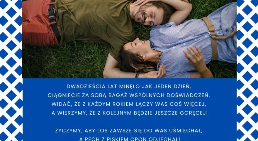 Para z uśmiechem leży na trawie, świętując 20 rocznicę ślubu. Życzenia miłości i szczęścia.