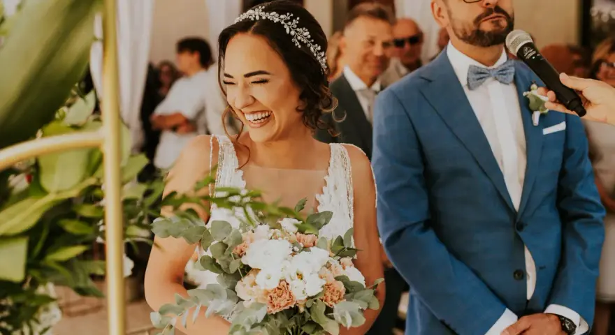 Szczęśliwa panna młoda z bukietem kwiatów podczas ceremonii. Krótki ślub cywilny trwa zazwyczaj kilkanaście minut.
